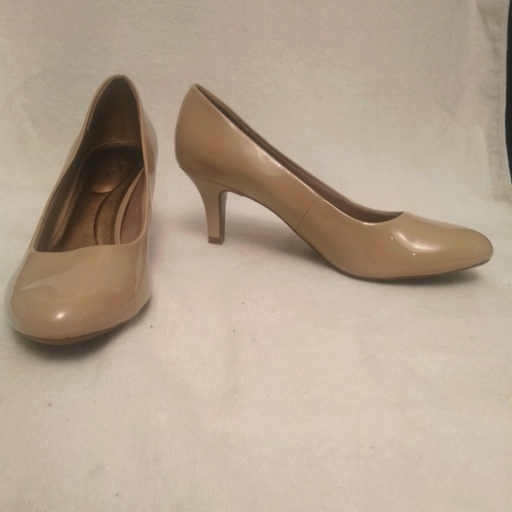 Life Stride Size 8.5 Tan